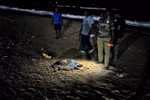 Cảnh tuần tra đêm cứu rùa biển có nguy cơ tuyệt chủng