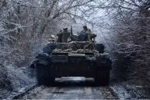 Binh lính Ukraine trên xe tăng. Ảnh: Bộ Tổng tham mưu Lực lượng vũ trang Ukraine.