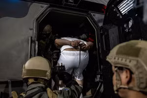 Hình ảnh Mỹ trục xuất người di cư đến nhà tù khổng lồ ở El Salvador