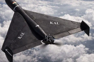 Một góc nhìn từ trên cao cho thấy chiếc drone tấn công một chiều Project KAL với thiết kế cánh tam giác, màu đen mờ. Ảnh: IDRW