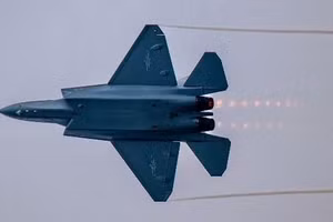 Tiêm kích tàng hình J-35 mang tên lửa PL-17 đặt thách thức mới 