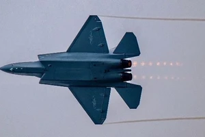 Tiêm kích tàng hình J-35 mang tên lửa PL-17 đặt thách thức mới