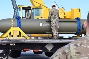 Một quả bom GBU-57 hay còn gọi là bom xuyên phá khổng lồ, tại Căn cứ Không quân Whiteman ở Missouri. Ảnh: Không quân Mỹ.