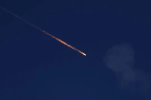 Một mảnh vỡ rơi xuống bầu trời sau khi hệ thống Iron Dome của Israel chặn được một tên lửa phóng từ Iran về phía Israel, trong bối cảnh xung đột Iran-Israel, nhìn từ Ashkelon, Israel. Ảnh: REUTERS