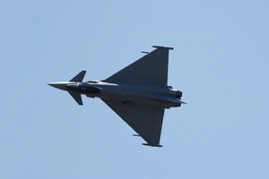 Một máy bay Eurofighter Typhoon của Không quân Đức trong một màn trình diễn trên không tại Triển lãm Hàng không Quốc tế Paris lần thứ 55 tại Sân bay Le Bourget gần Paris, Pháp.