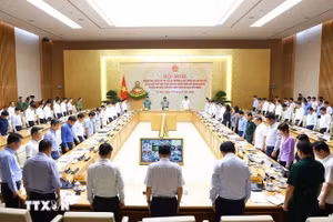 Thủ tướng Phạm Minh Chính cùng các thành viên Chính phủ và đại biểu dành 1 phút mặc niệm đồng bào bị tử nạn do cơn bão số 3. (Ảnh: Dương Giang/TTXVN) 