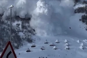 Khoảnh khắc kinh hoàng lở tuyết nuốt chửng khu nghỉ dưỡng, du khách tháo chạy