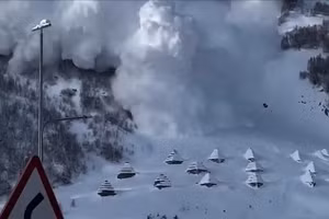 Khoảnh khắc kinh hoàng lở tuyết nuốt chửng khu nghỉ dưỡng, du khách tháo chạy