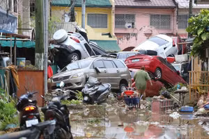 Bão Kalmaegi càn quét Philippines trong đêm, lũ dâng tận mái nhà
