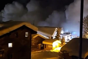 Khoảnh khắc ngôi làng Thụy Sĩ 'biến mất' trong biển tuyết lở khổng lồ