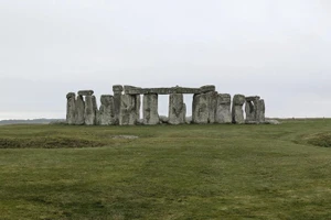 Các nhà khoa học đã giải mã được bí ẩn về hố Stonehenge. Ảnh: BROKER/PHILLIP NEFF - Getty Images