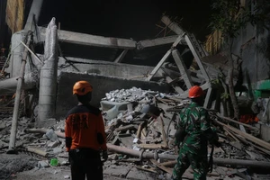 Hàng chục học sinh bị vùi lấp khi trường học bất ngờ đổ sập ở Indonesia