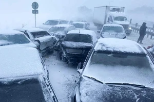 Tai nạn liên hoàn gồm hơn 20 xe trên cao tốc khiến giao thông hỗn loạn