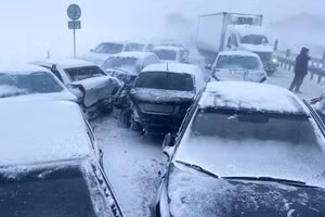 Tai nạn liên hoàn gồm hơn 20 xe trên cao tốc khiến giao thông hỗn loạn