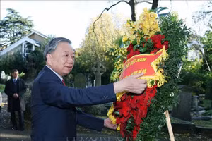 Tổng Bí thư Tô Lâm đặt vòng hoa viếng tại mộ Karl Marx - Lãnh tụ của giai cấp vô sản. Ảnh: Thống Nhất/TTXVN 