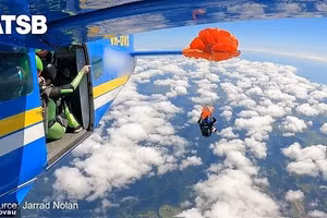 Khoảnh khắc thót tim khi dù mắc vào đuôi máy bay