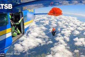 Khoảnh khắc thót tim khi dù mắc vào đuôi máy bay