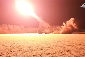 Hỏa lực tập kích sân bay quân sự, phá hủy hàng chục xe cơ giới