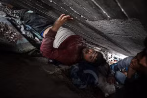 Các đội cứu hộ cố gắng giải cứu một người mắc kẹt dưới đống đổ nát của các tòa nhà bị phá hủy sau cuộc tấn công của Israel vào khu dân cư ở khu phố Shujayea thuộc Thành phố Gaza ngày 9/4. Ảnh: Ali Jadallah/Anadolu.