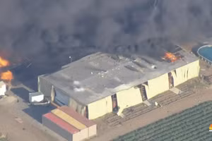 Hình ảnh kho chứa pháo hoa nổ tung như cầu lửa ở California