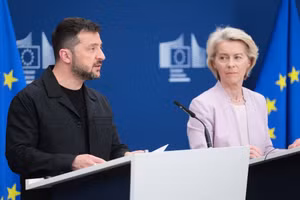 Chủ tịch Ủy ban Châu Âu Ursula von der Leyen, bên phải, và Tổng thống Ukraine Zelensky tham dự một cuộc họp báo tại trụ sở EU ở Brussels, Bỉ. (Nguồn: Associated Press)