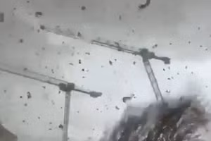 Cảnh lốc xoáy quật ngang ngoại ô Paris gây thương vong