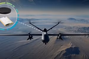 Ảnh chụp từ trên cao một phương tiện bay không người lái quân sự màu tối, được trang bị hệ thống anten GAJT-AE3. Ảnh: Hexagon.