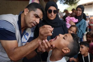 Hình ảnh chiến dịch nhỏ vaccine bại liệt ở Gaza giữa bom đạn