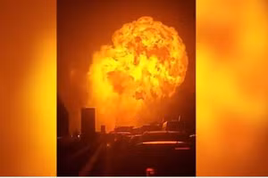 Khoảnh khắc cầu lửa bùng lên sau khi 2 xe tải đâm nhau trên cao tốc