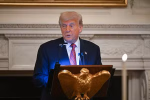 Tổng thống Hoa Kỳ Donald Trump phát biểu tại bữa tối với các Thượng nghị sĩ Đảng Cộng hòa, tại Phòng Ăn Nhà nước tại Nhà Trắng ở Washington, D.C., Hoa Kỳ, ngày 18/7. Ảnh: REUTERS.