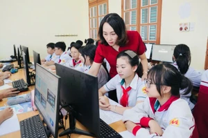 Cô giáo Đặng Thị Huệ, Tổng phụ trách Trường THCS Mộc Lỵ, phường Mộc Sơn, tỉnh Sơn La hướng dẫn cho các em học sinh.