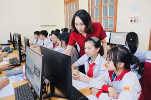 Cô giáo Đặng Thị Huệ, Tổng phụ trách Trường THCS Mộc Lỵ, phường Mộc Sơn, tỉnh Sơn La hướng dẫn cho các em học sinh.