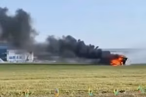 Một chiếc máy bay bốc cháy khi hạ cánh (Ảnh: Weibo)