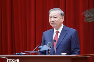 Tổng Bí thư Tô Lâm phát biểu tại cuộc gặp mặt thành viên Tiểu ban chuẩn bị Đại hội XIV của Đảng và Ban Chỉ đạo Tổng kết 40 năm đổi mới. (Ảnh: Thống Nhất/TTXVN) 