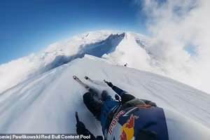 Kỷ lục chấn động: Người đầu tiên trượt tuyết xuống đỉnh Everest không dùng oxy