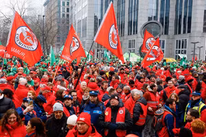 Biển người Bỉ xuống đường phản đối cải cách lương hưu, dừng hoạt động hàng không