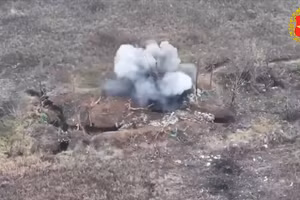 Hỏa lực chính xác đánh sập loạt xe bọc thép HMMWV, pháo M777 và radar phản pháo