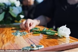 Bà cụ 88 tuổi tỉnh dậy trong quan tài khiến nhân viên tang lễ hoảng hồn