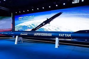 Tên lửa siêu âm Fattah của Iran.