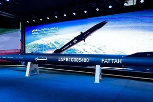 Tên lửa siêu âm Fattah của Iran.