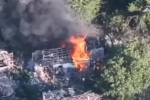 Loạt đòn tấn công làm hàng chục xe cơ giới và xe chiến đấu bị thiêu rụi