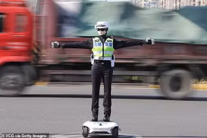 Cảnh sát AI xuất hiện giữa đường phố khiến người dân bất ngờ