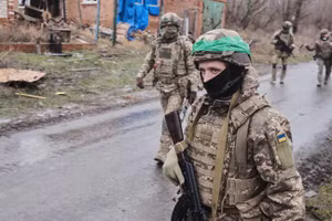 Binh lính Ukraine thuộc Lữ đoàn cơ giới độc lập số 93 'Kholodny Yar' tham gia cuộc tập trận chiến thuật vào ngày 17/1. Ảnh: Getty Images / Anadolu / Piotr Sobik