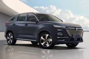 SUV Trung Quốc lập kỷ lục Guinness với cú nhảy băng ngoạn mục