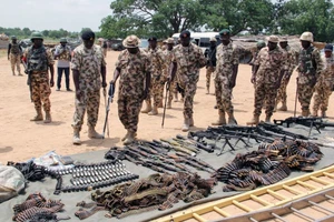 Các chỉ huy quân đội Nigeria kiểm tra vũ khí thu giữ được từ Boko Haram. Ảnh: AFP/GETTY IMAGES