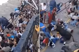 Khoảnh khắc bò tót hung dữ lao vào trẻ em tại lễ hội Phục sinh