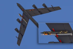 Máy bay ném bom B-52 mang tên lửa LRSO. Ảnh: @lookunderocks