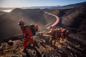 Lính cứu hỏa căng mình chế ngự biển lửa mới gần Los Angeles