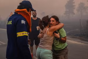 Chùm ảnh cháy rừng dữ dội buộc hàng loạt người dân Hy Lạp sơ tán