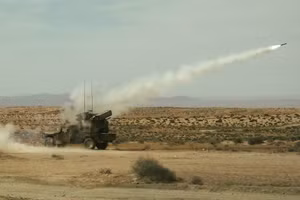 Những người lính Mỹ được phân công đến Bộ tư lệnh Phòng không và Phòng thủ Tên lửa Lục quân số 10 vận hành Hệ thống Phòng không Avenger tại African Lion 2025, ở Khu huấn luyện Ben Ghilouf, Tunisia. 